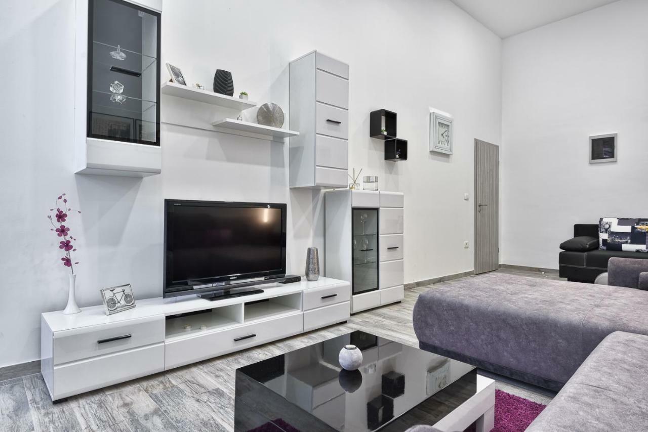 Apartment 20M From Arena Pula Exterior photo